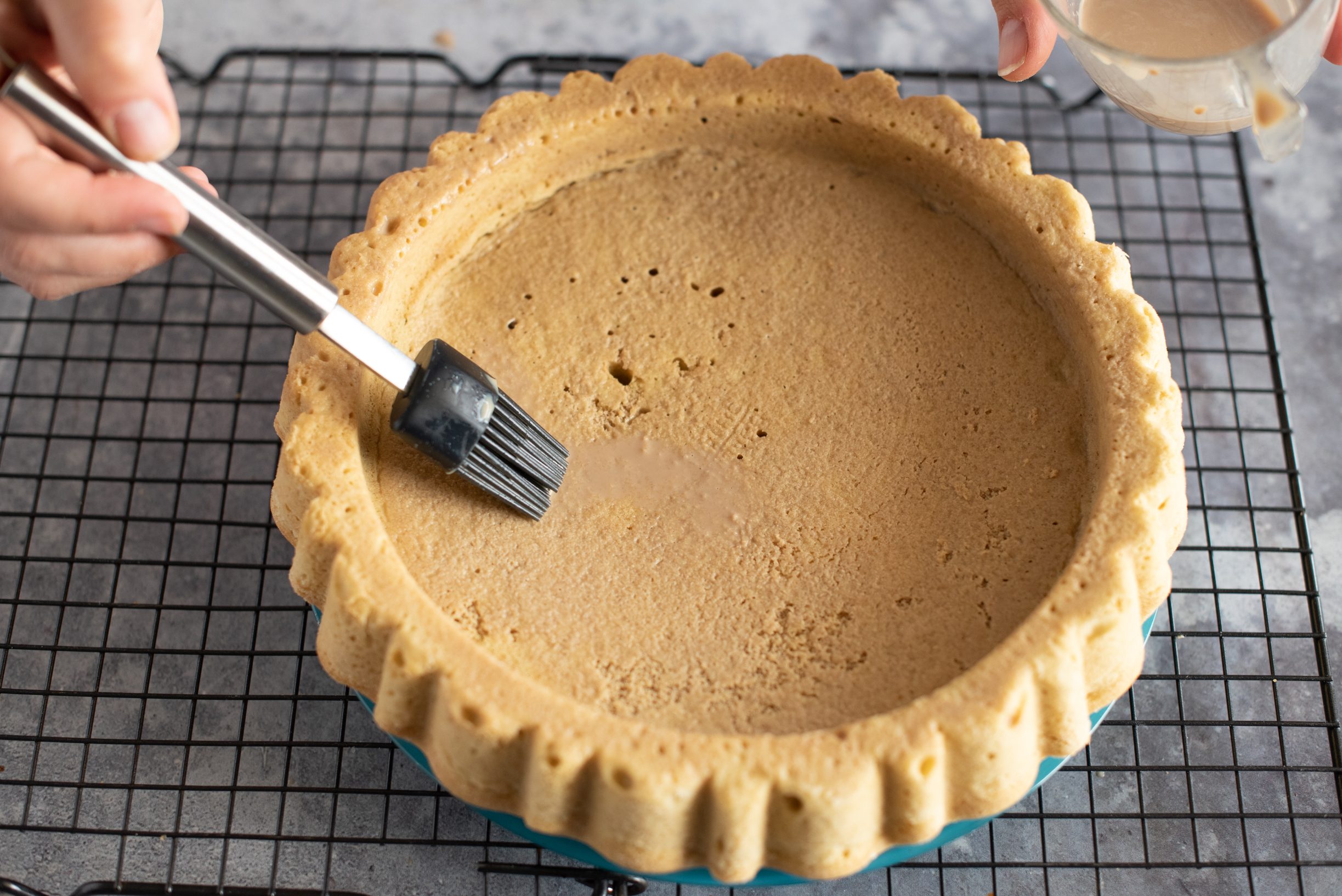 Crostata morbida al tiramisù, bagnare la base