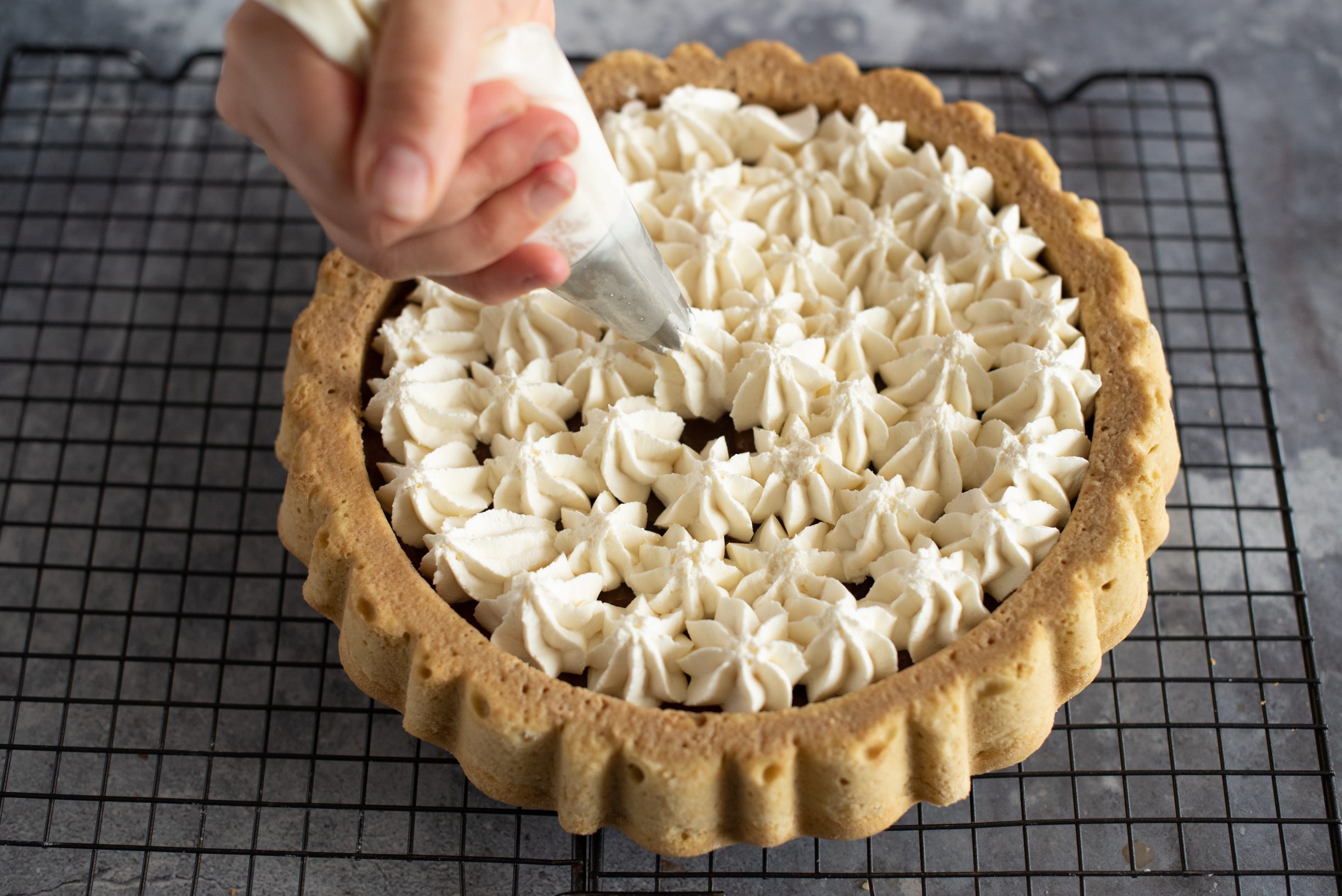 Crostata morbida al tiramisù, distribuire la crema