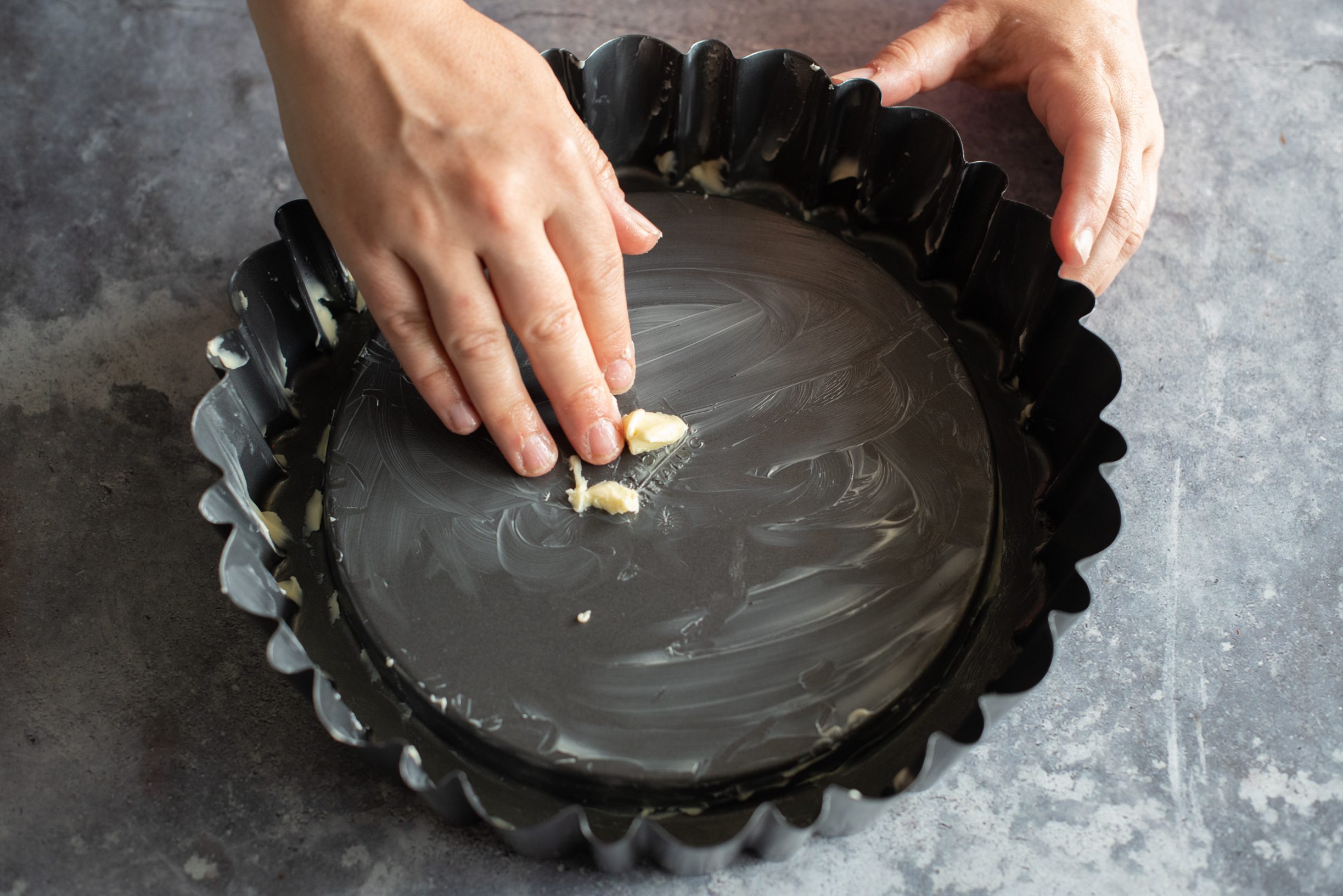 Crostata morbida al tiramisù, imburrare lo stampo