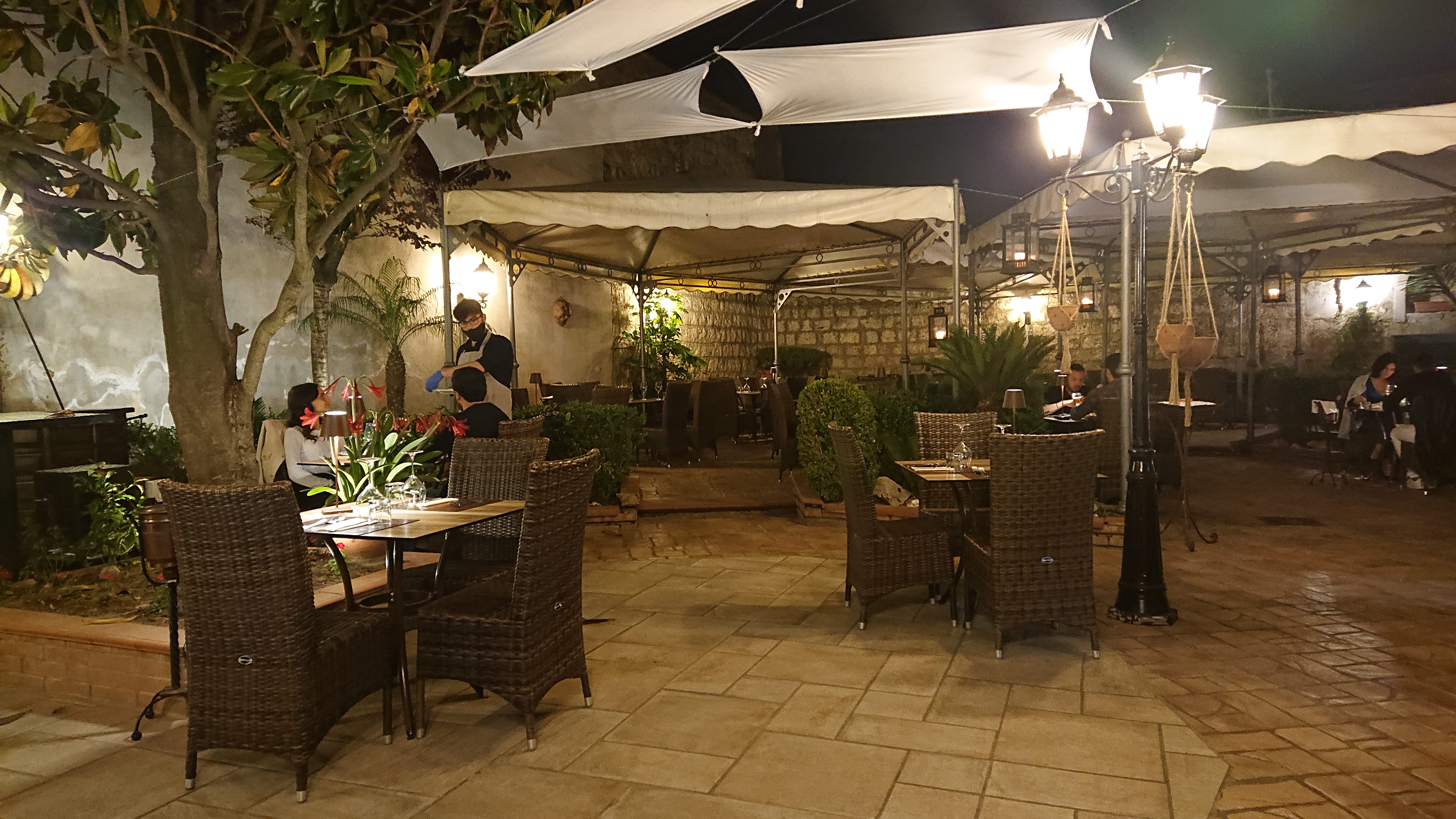 Il dehors della pizzeria La Contrada