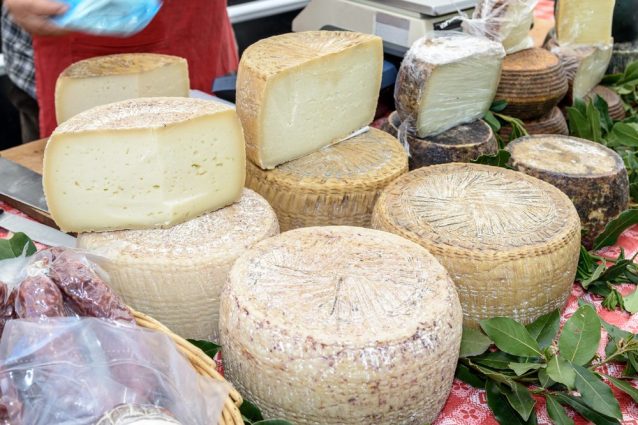 Dalla Romagna alle Marche, l'incredibile storia del formaggio che matura in fosse di tufo