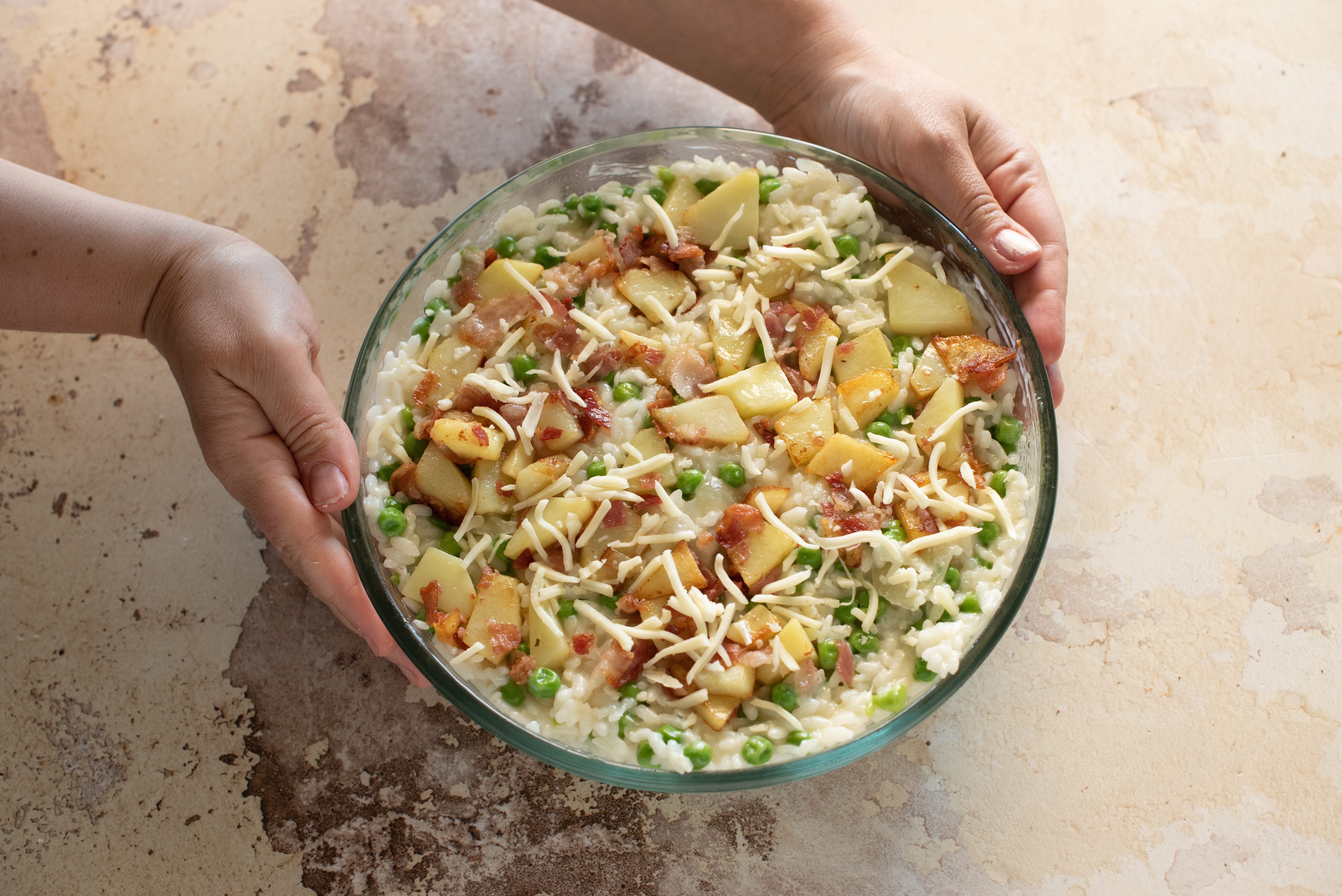 Riso al forno con piselli, pancetta e patate