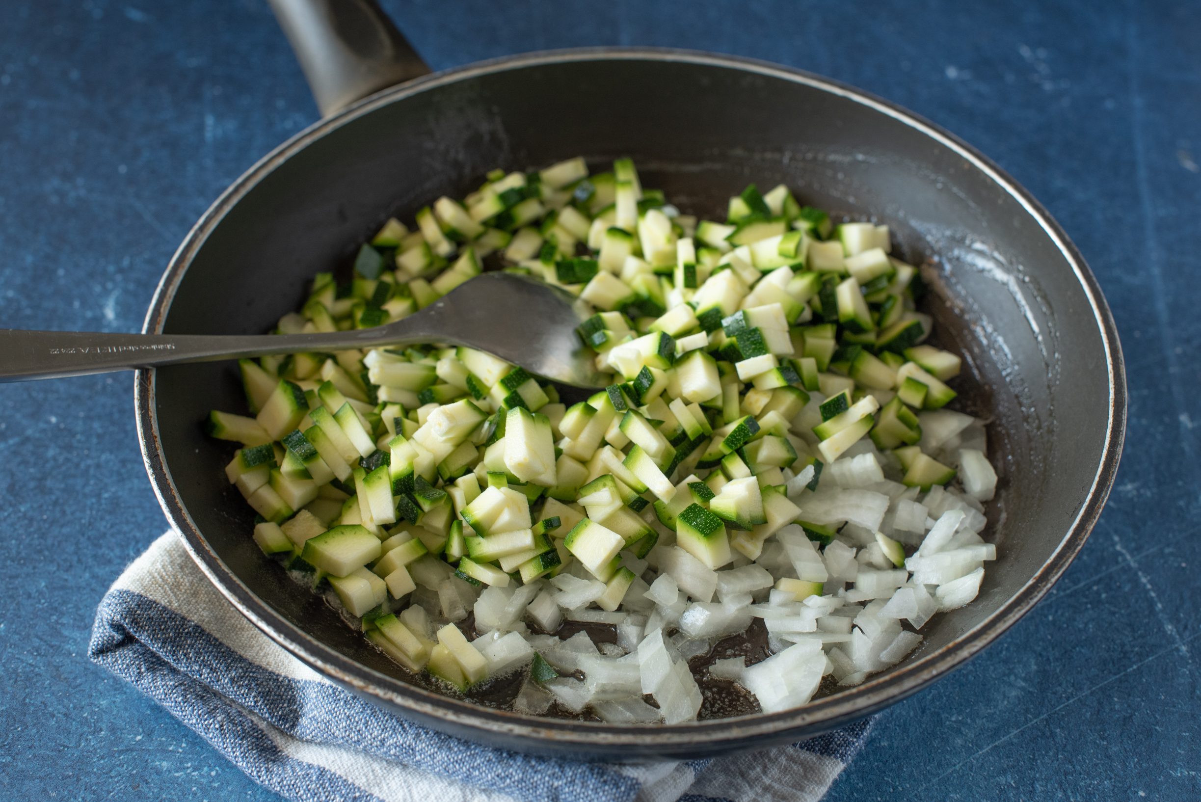 Soufflé di zucchine, cuocere le zucchine e le cipolle