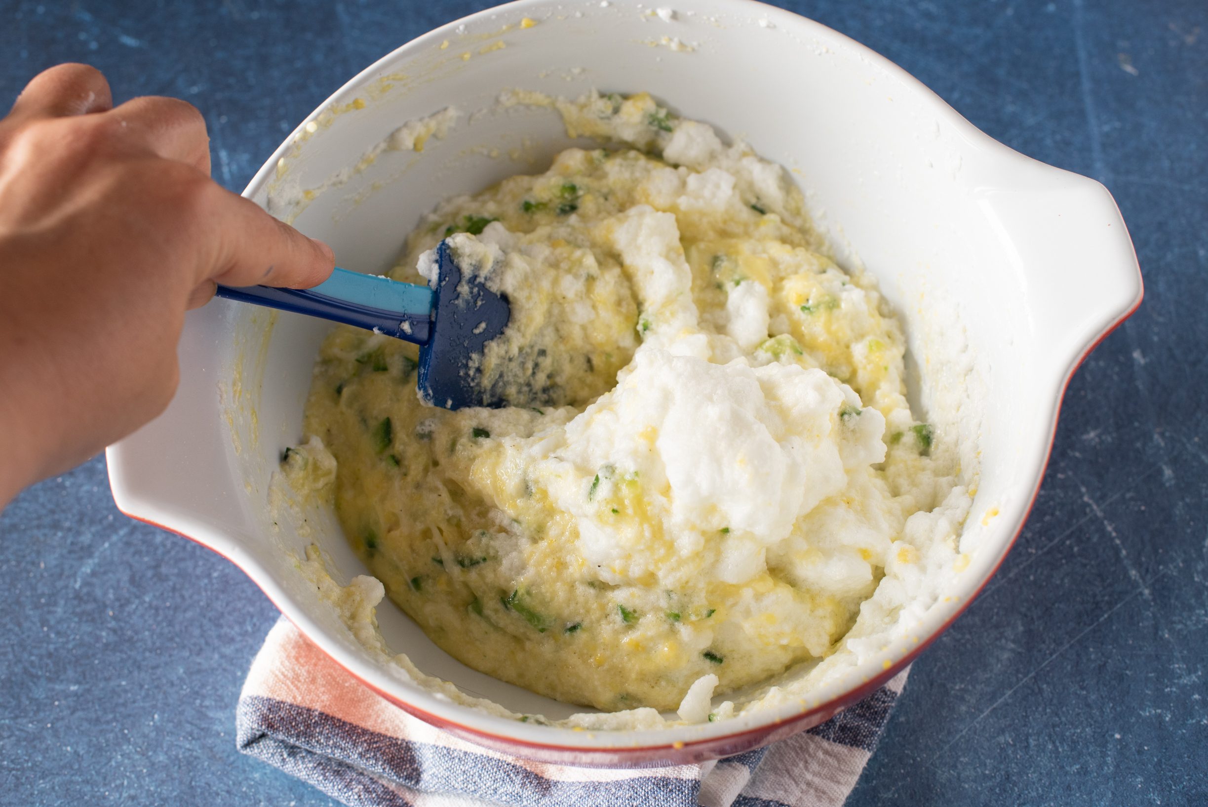 Soufflé di zucchine, mescolare il tutto