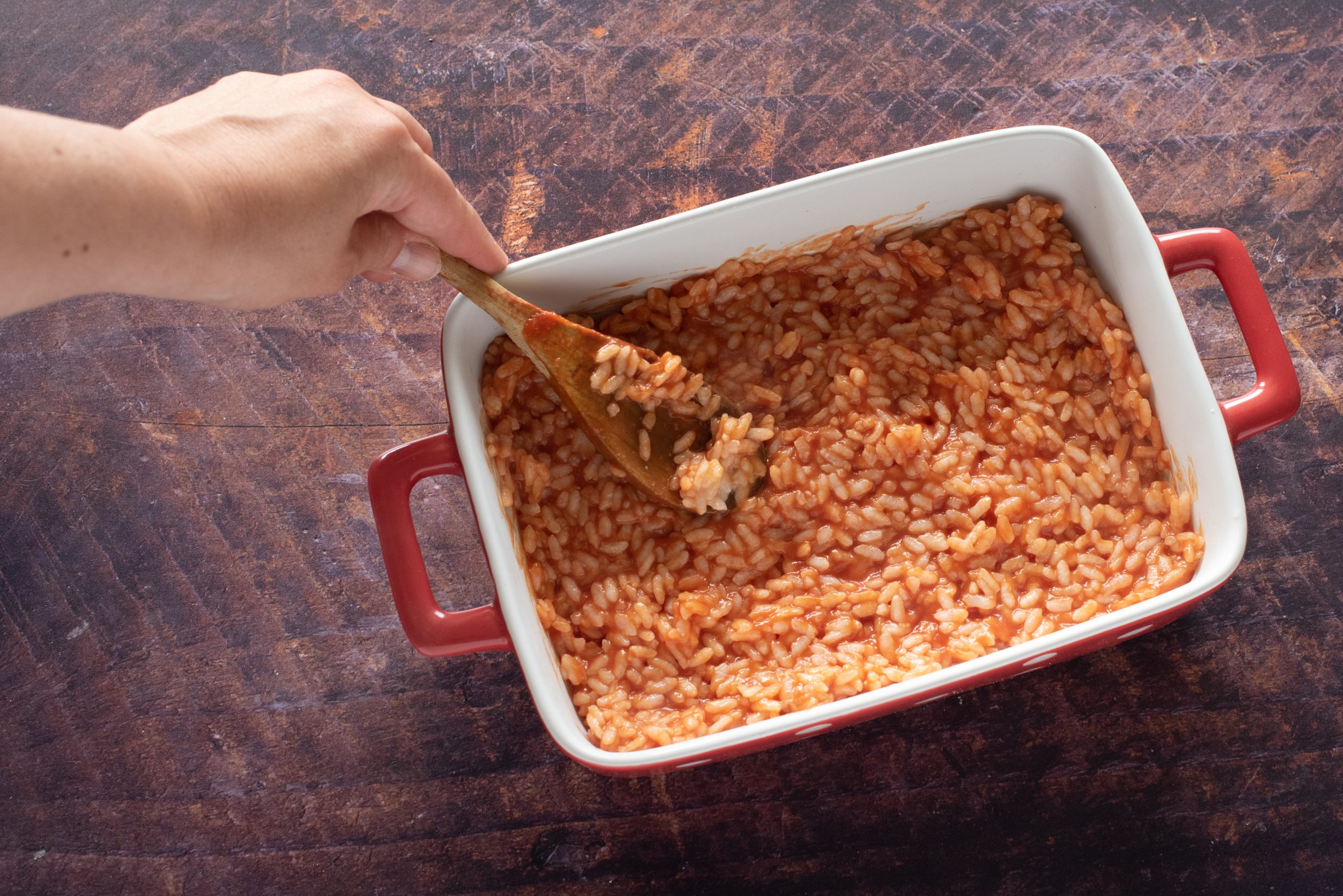 Timballo di riso e melanzane, mettere il riso nella teglia