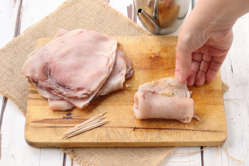 formare gli involtini di pesce