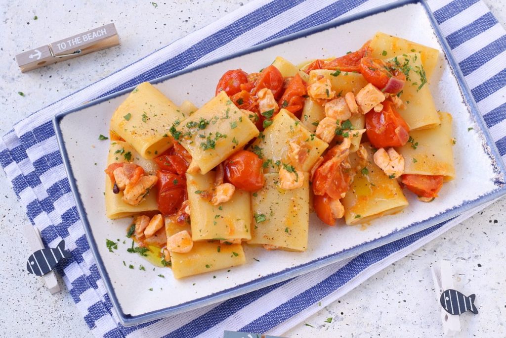 paccheri al sugo di salmone e pomodorini