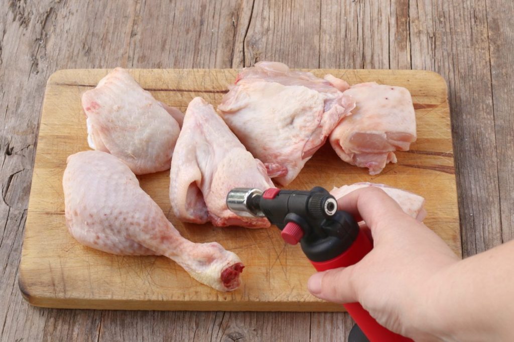 pulire le piume del pollo