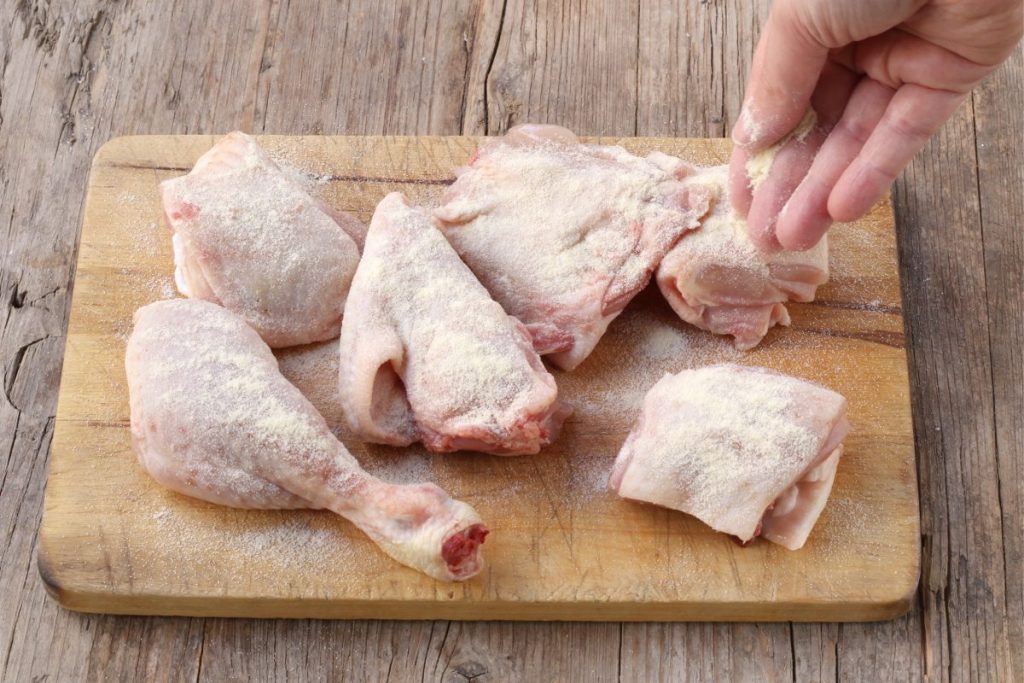 infarinare il pollo