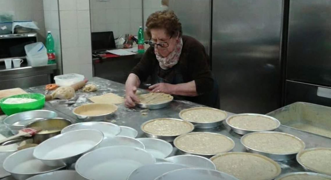 La signora Rosa mentre prepara le pastiere per Pasqua