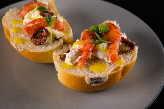 Hamburger "on top" con gamberi rossi, burrata, bisque leggera, datterini al forno, salsa di kumquat
