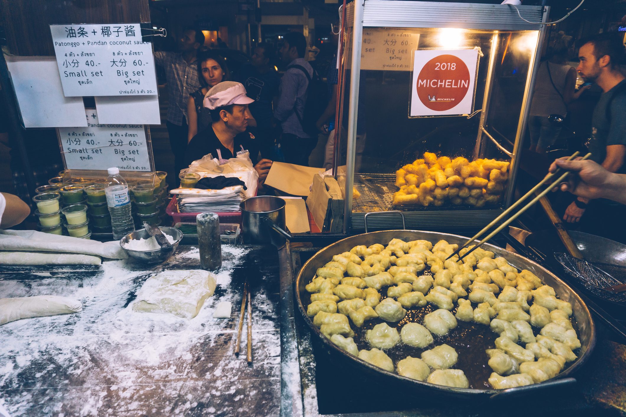 Il chiosco di Raan Jay Fai, a Bangkok in Thailandia