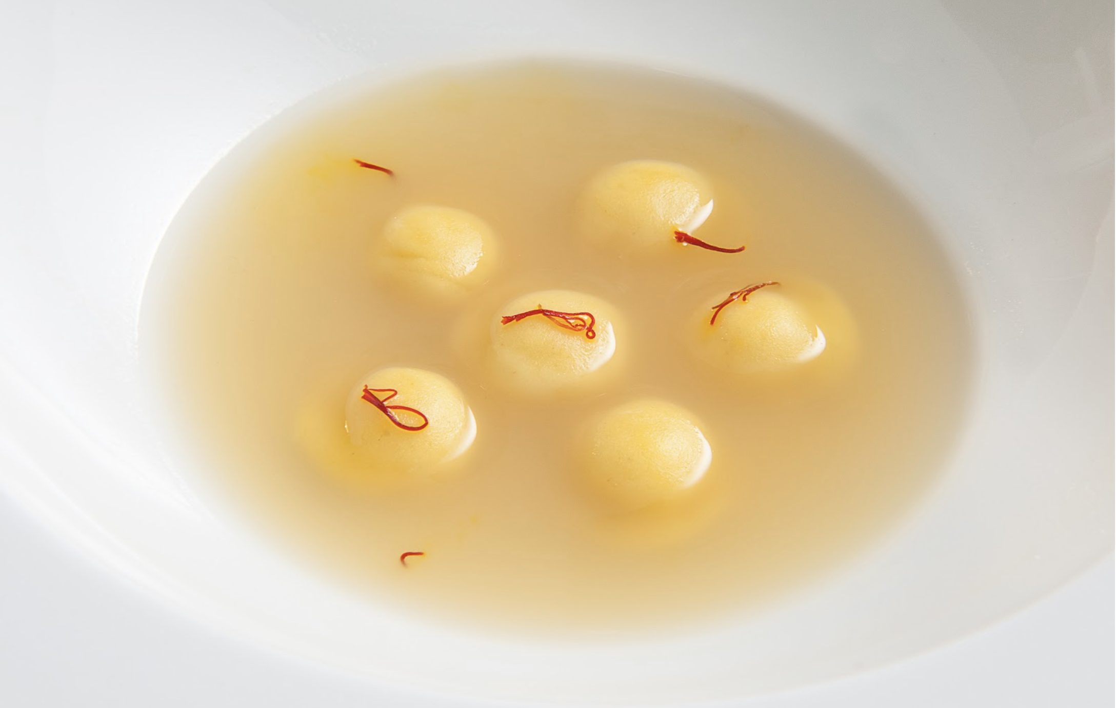 Assoluto di cipolle, parmigiano e zafferano tostato