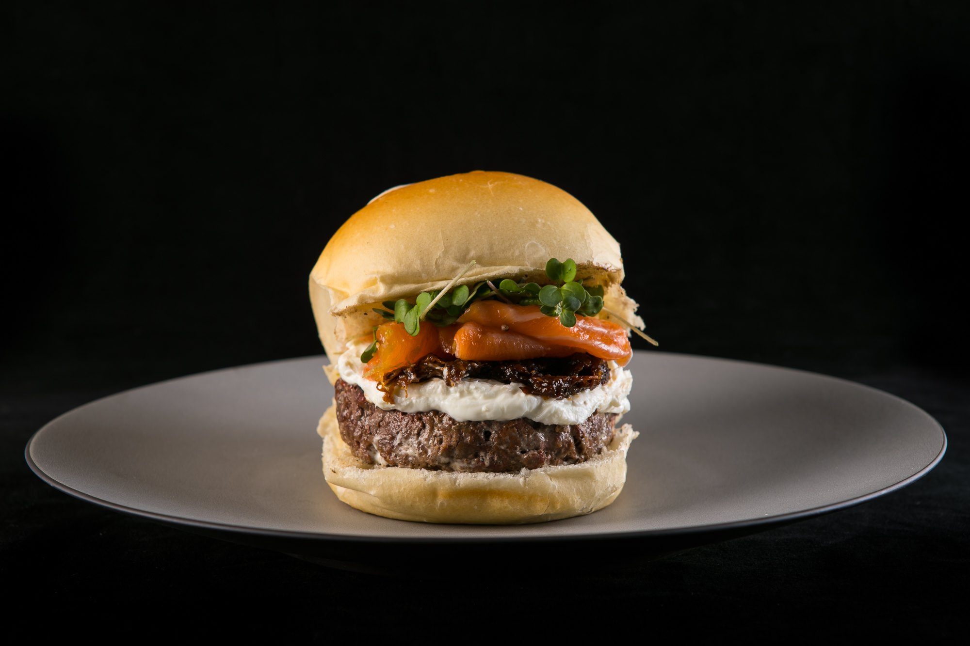 Hamburger selezionato, salmone affumicato selvaggio, prugne appassite, formaggio fresco di capra e spinacino condito con aceto di lamponi – Da Gigione