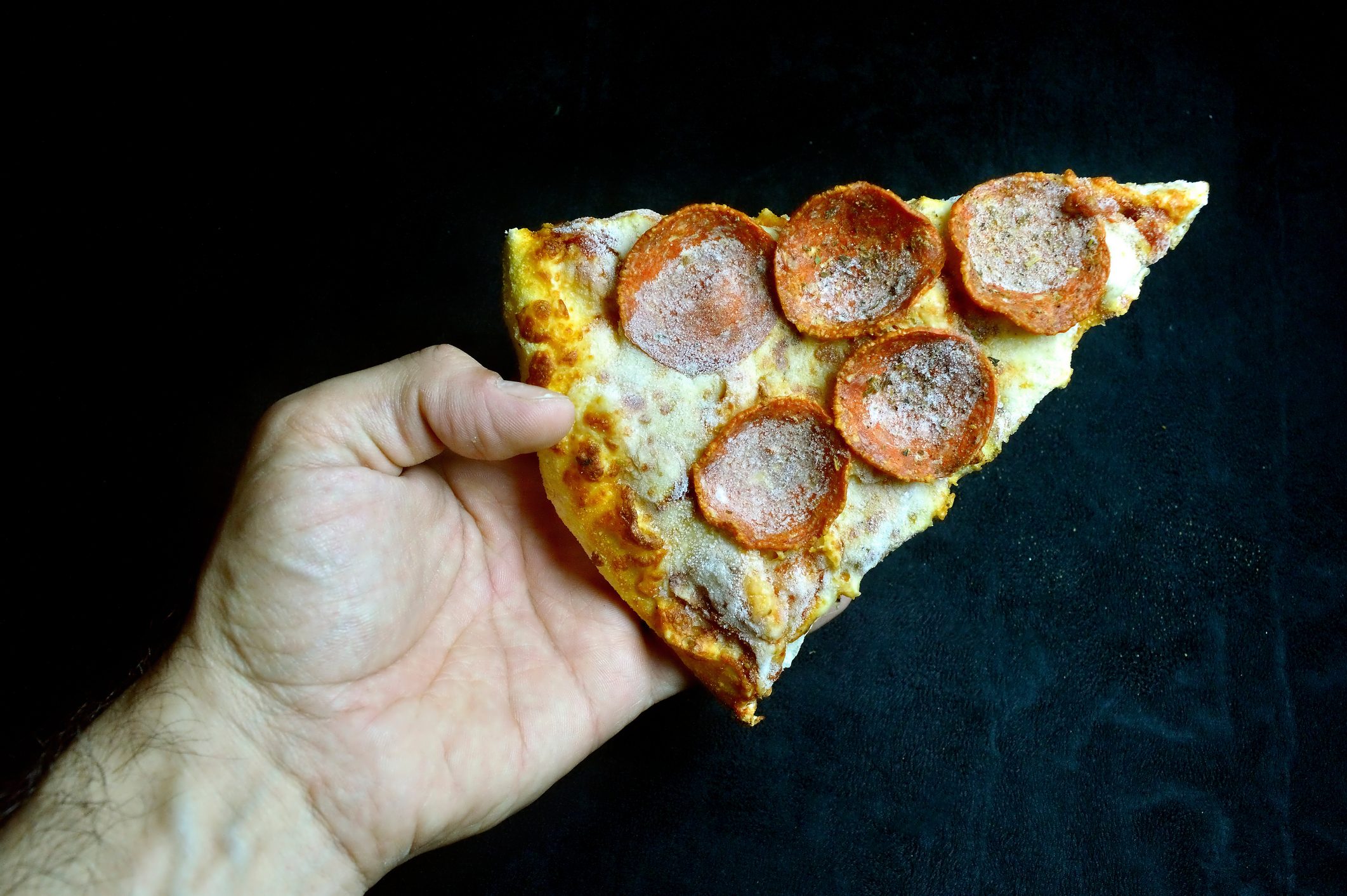 Una pizza surgelata appena presa dal congelatore