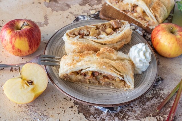 strudel mele e rabarbaro