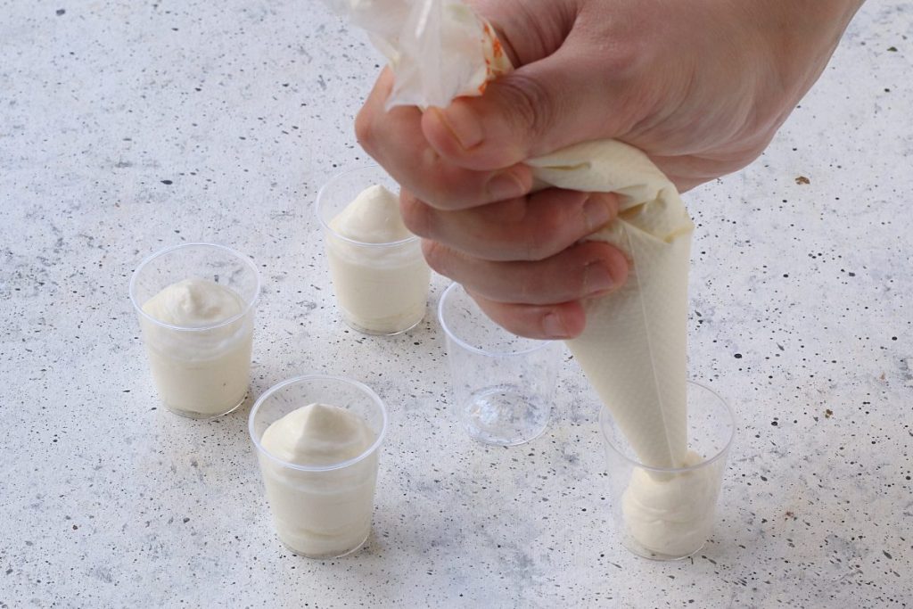 distribuire la mousse nei bicchieri