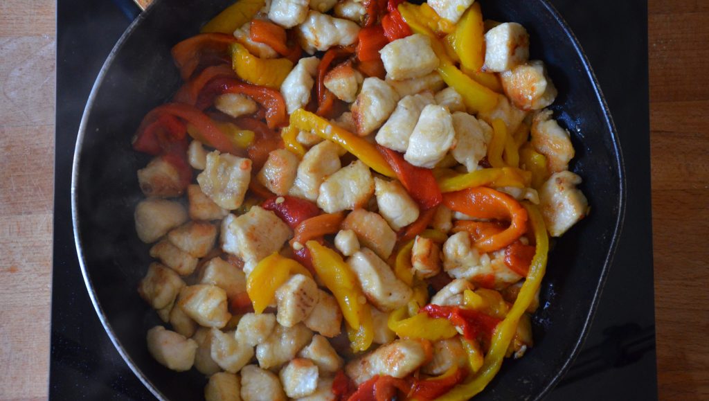 Bocconcini_di_pollo_in_padella_con_verdure_7_unire