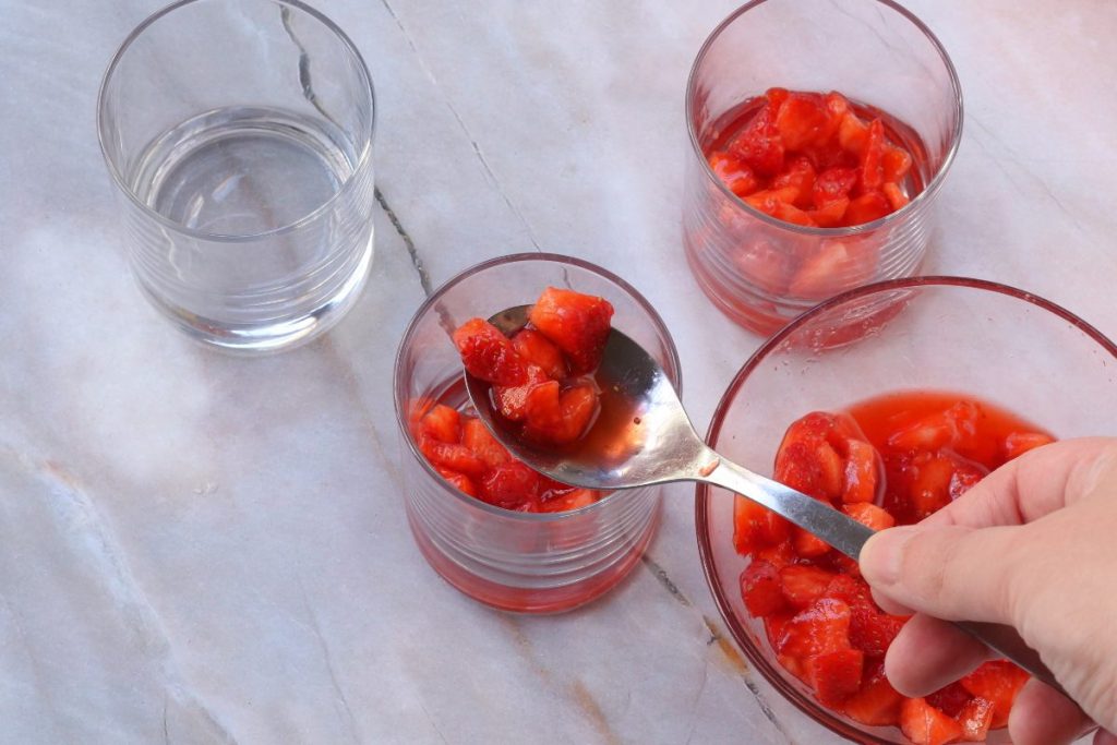 mettere le fragole nei bicchieri