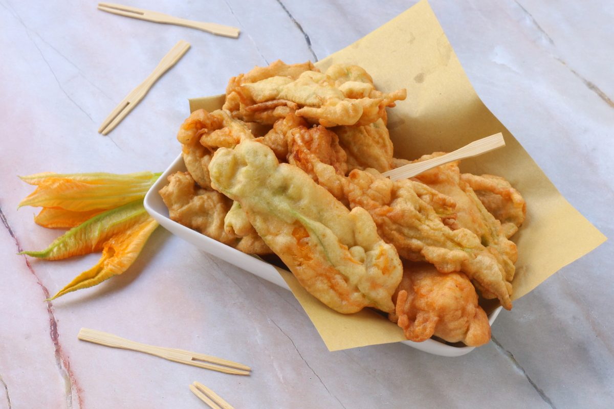 servire le frittelle di fiori