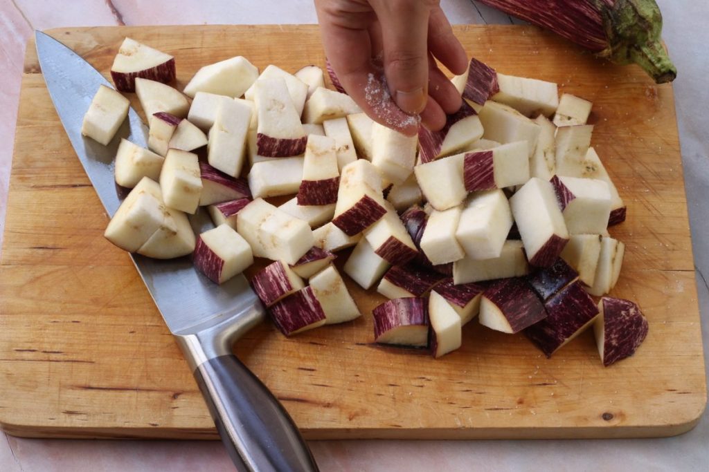 tagliare le melanzane