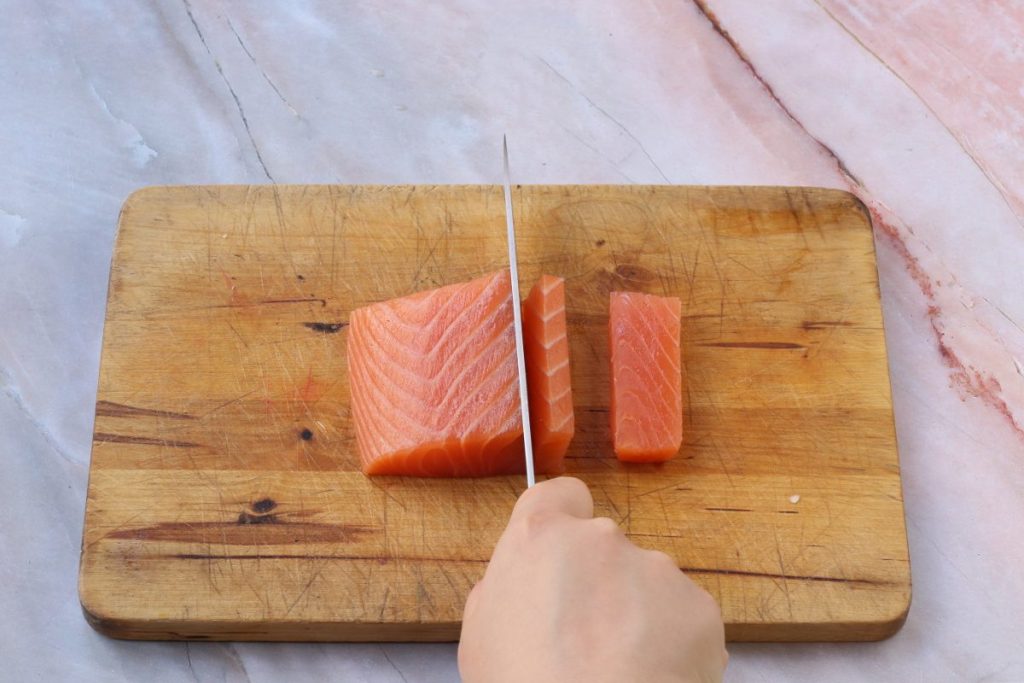 Tagliare a cubetti il salmone