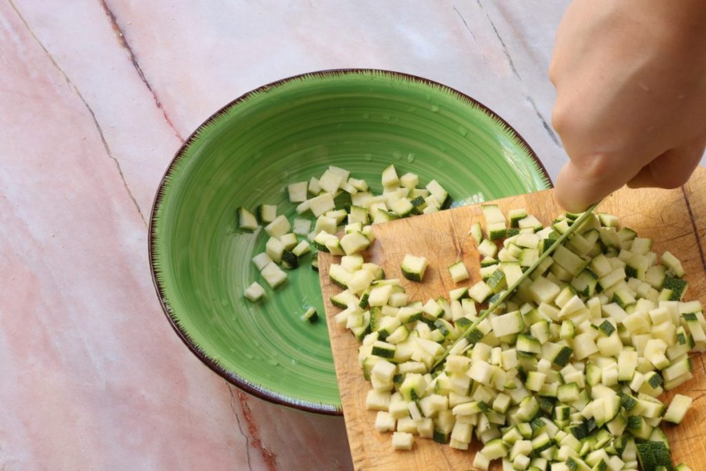 tagliare a cubetti le zucchine