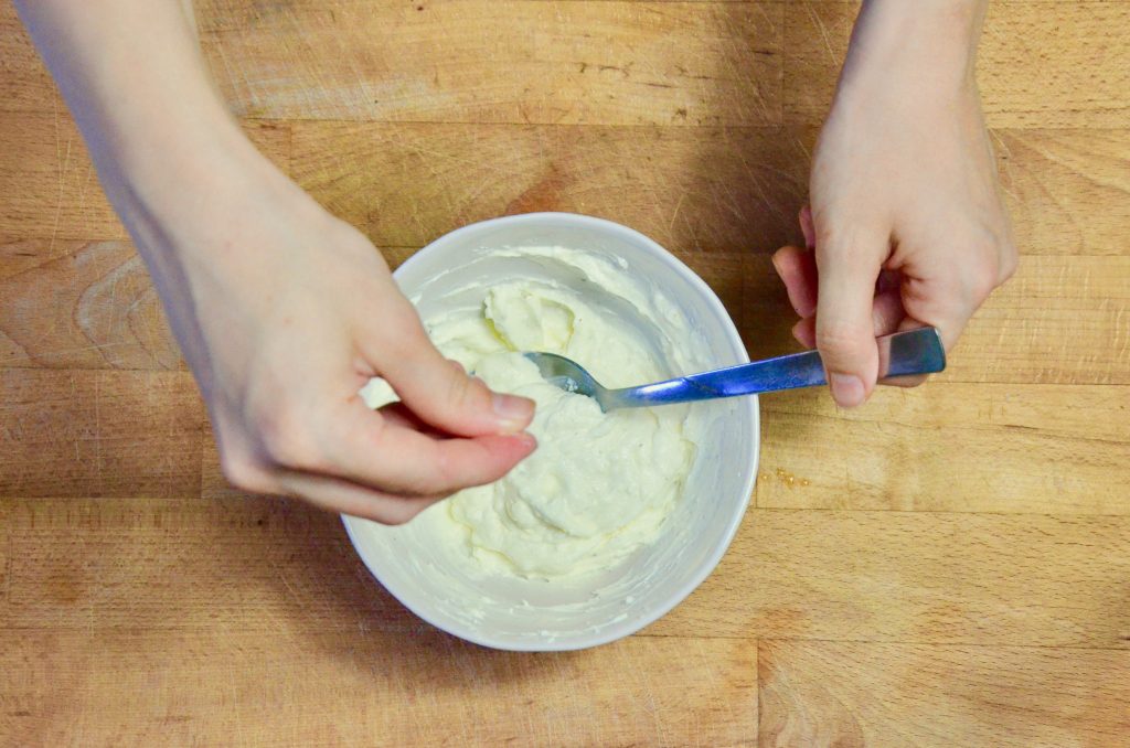 Pomodori_ripieni_di_farro_8_condire ricotta