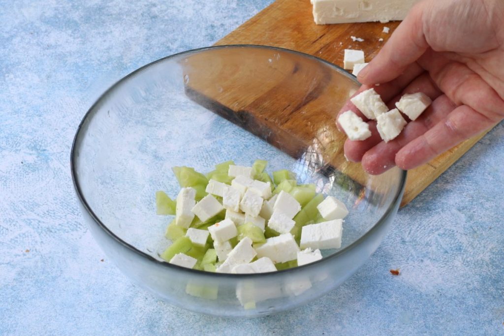 tagliare la feta e i cetrioli