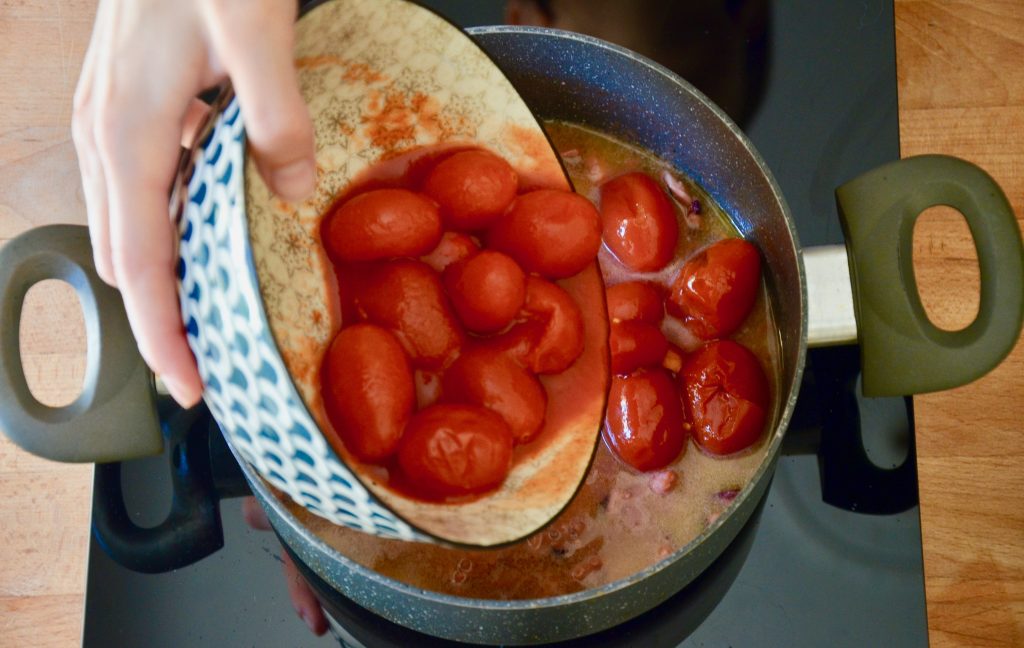 Spaghetti_con_i_moscardini_5_aggiungere_pomodoro