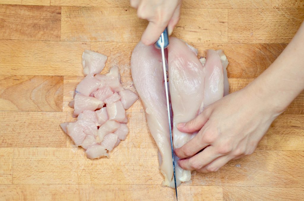 Spiedini_di_pollo_e_peperoni_1_tagliare