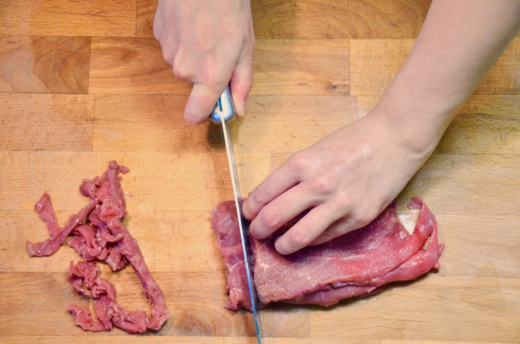 Straccetti_di_Manzo_con_i_cetrioli_5_tagliare_carne