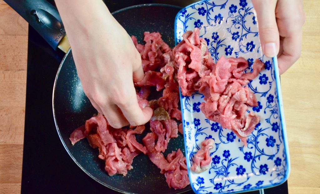 Straccetti_di_Manzo_con_i_cetrioli_6_scottare_carne