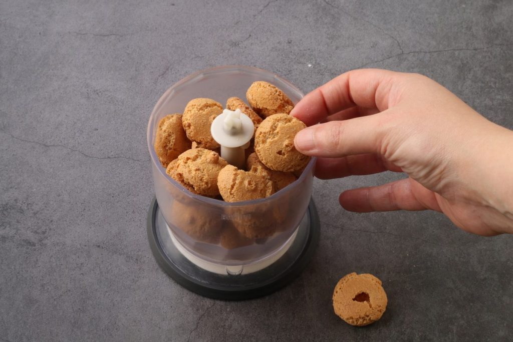 frullare gli amaretti