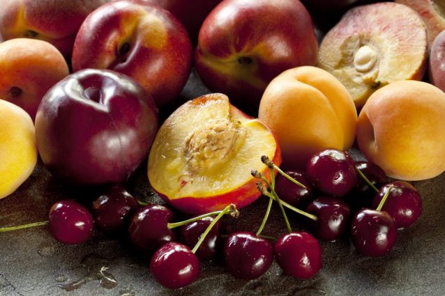 Noccioli e scarti della frutta, come riutilizzarli in casa e in giardino