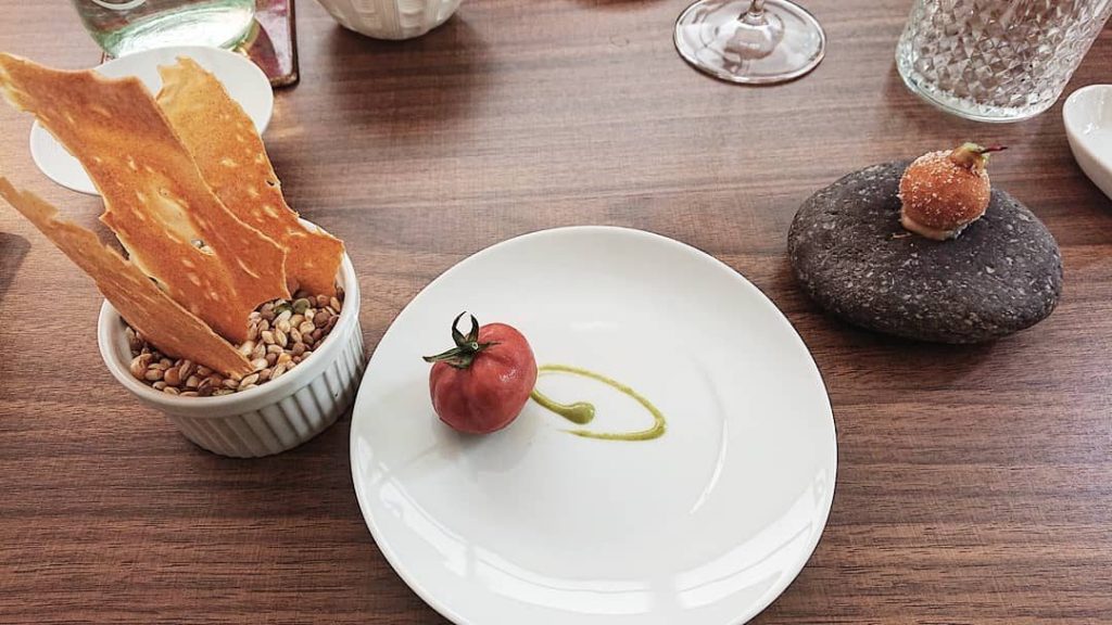 Finto pomodoro di pappa al pomodoro, Genovese croccante e chips di pane