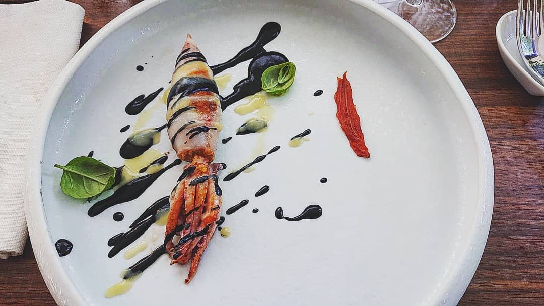 Totano ripieno, salsa al nero di totano, vellutata di patate e pomodoro bruciato