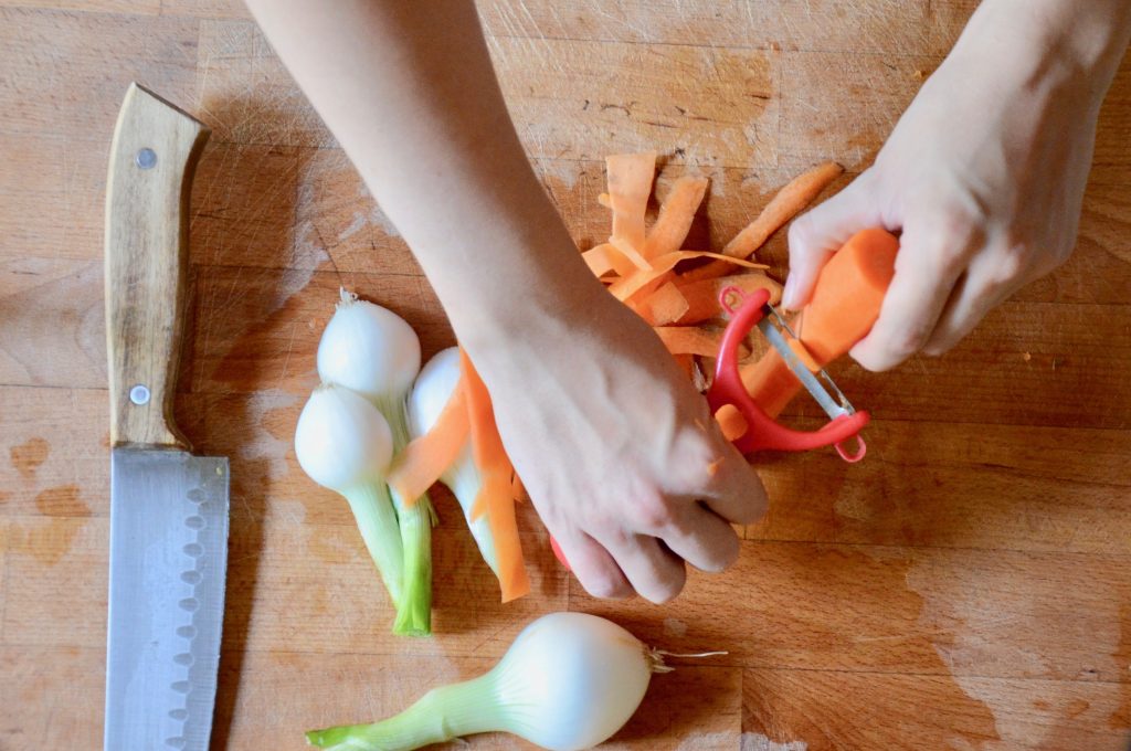 Cosce_di_pollo_alle_spezie_5_tagliare verdure