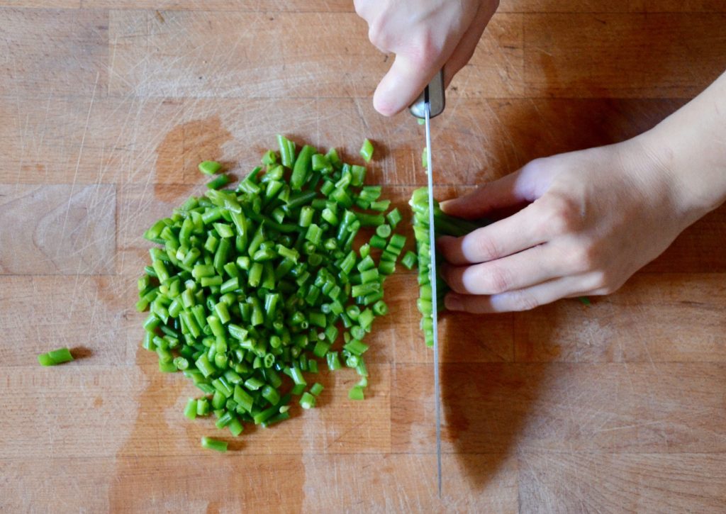 Insalata_di_farro_fagiolini_e_uova_5_tagliare_fagiolini