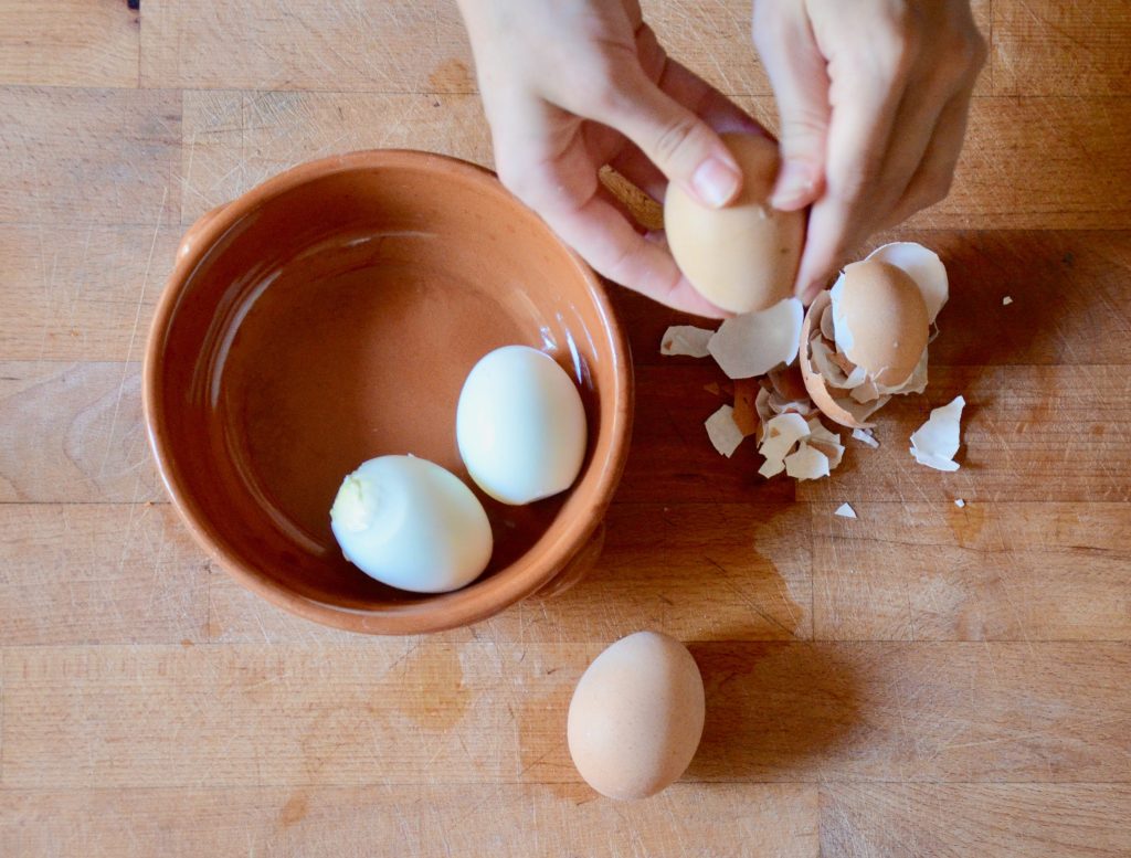 Insalata_di_farro_fagiolini_e_uova_6_sgusciare_uova