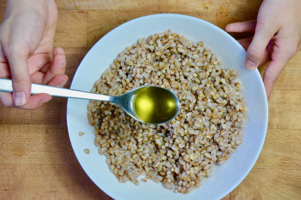 Insalata_di_farro_fagiolini_e_uova_7_condire