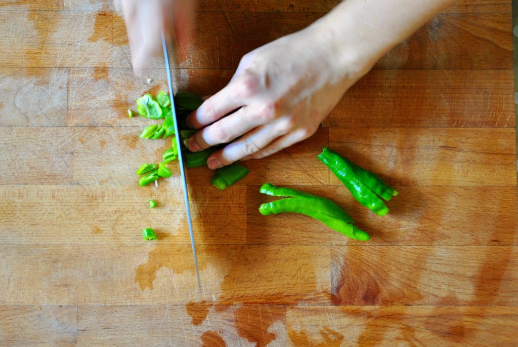 Insalata_di_riso_all_orientale_5_tagliare peperoncini verdi