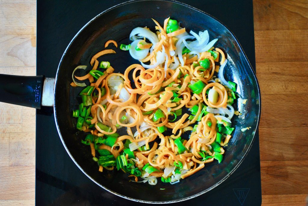 https://static.cookist.it/wp-content/uploads/sites/21/2020/08/Insalata_di_riso_all_orientale_9_aggiungere-verdure.jpg