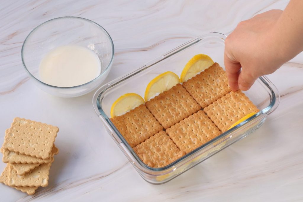 fare uno strato di biscotti
