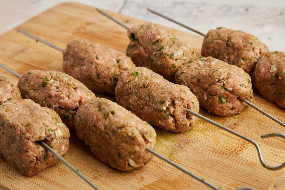Kofta kebab, fare gli spiedini