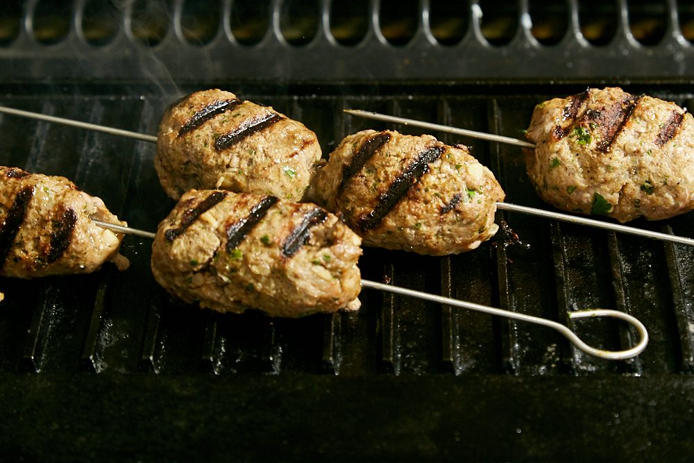 Kofta kebab, cuocere gli spiedini