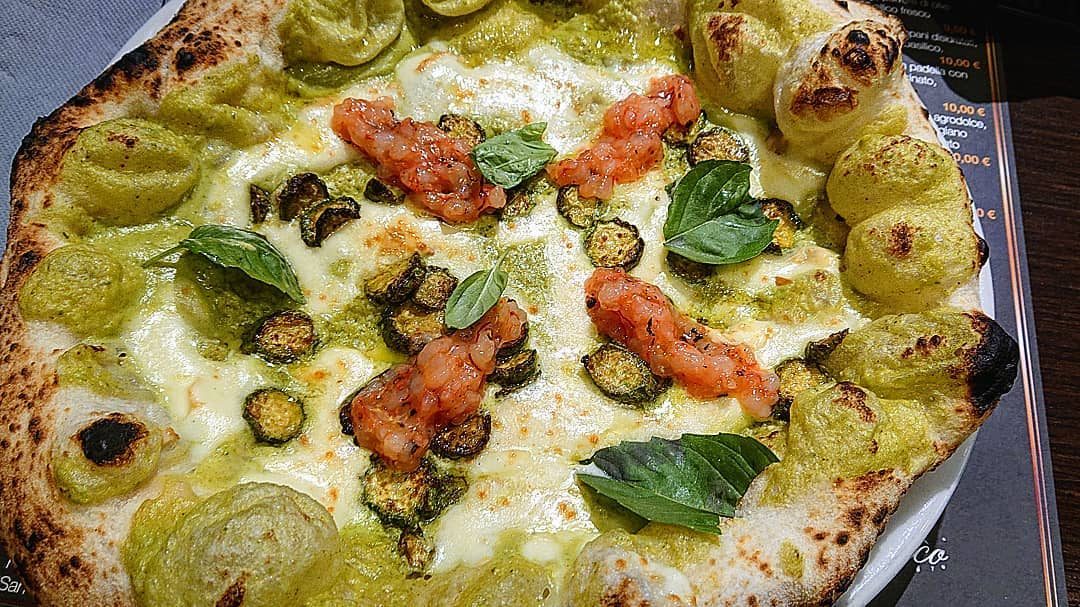 Nerano 2.0 di Sammarco, con tartare di gambero rosso fresco, zucchine fritte e vellutata di zucchine con fiore