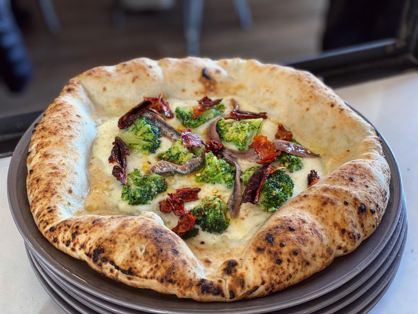 Pizza senza glutine di Diego Vitagliano: Broccolo barese, fior di latte, Grana, alici di Cetara, peperone crusco, olio piccante evo