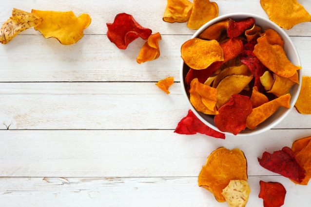 Cucinare con gli scarti: 7 modi per riciclare le bucce degli ortaggi creando nuove ricette