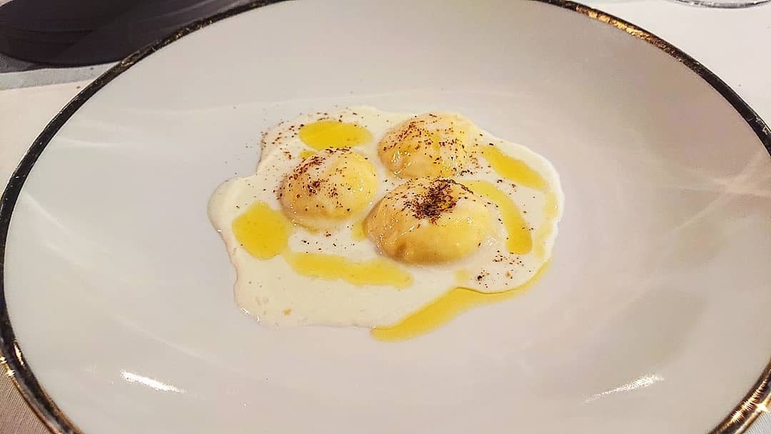 Raviolo bianco di ricotta di pecora, latte e olio della famiglia Ceraudo